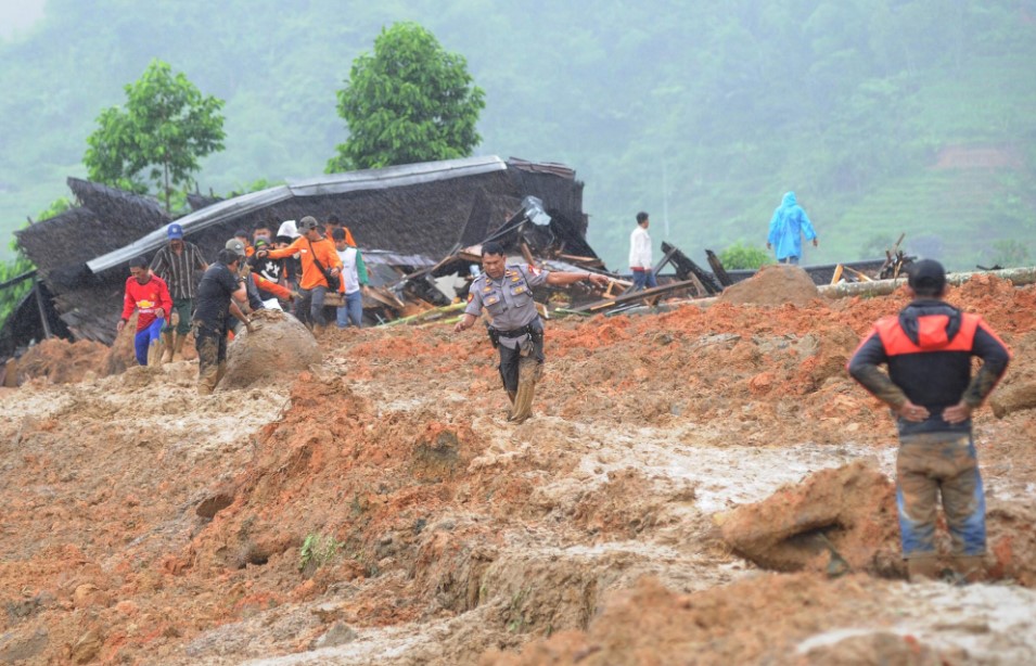 Седум мртви, десетици исчезнати – свлечиште затрупа куќи во Индонезија