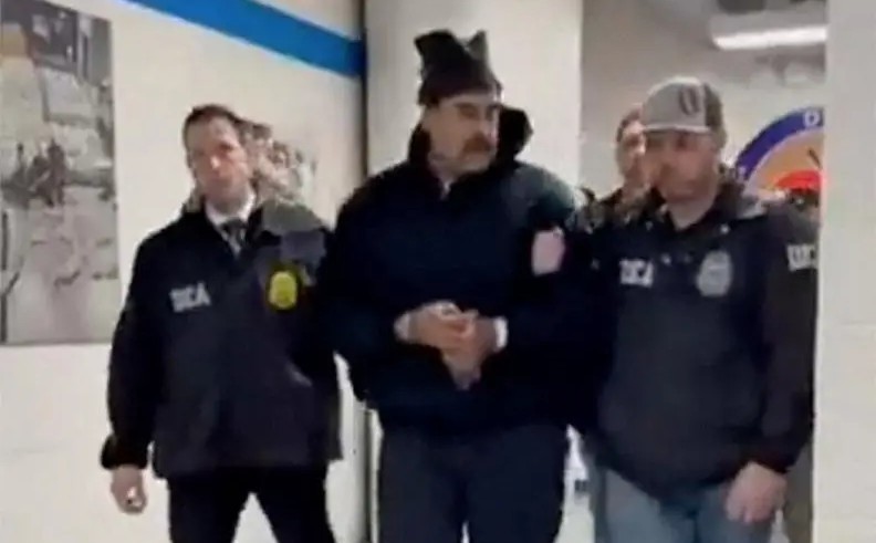 МАДУРО ПРИСТИГНА ВО ПРИТВОРОТ ВО ЊУЈОРК ОТКАКО АМЕРИКАНСКИТЕ СИЛИ ГО ЗАРОБИЈА ВО КАРАКАС