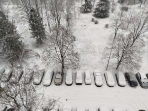 Скопјнец пикнал малолетник во багажник за да му каже кој му го удирал возилото со снежни топки