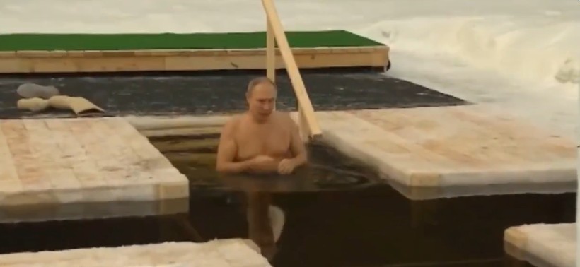 Никогаш порано не сме го виделе Путин во оваа форма: Погледнете го како нурка во ледена вода