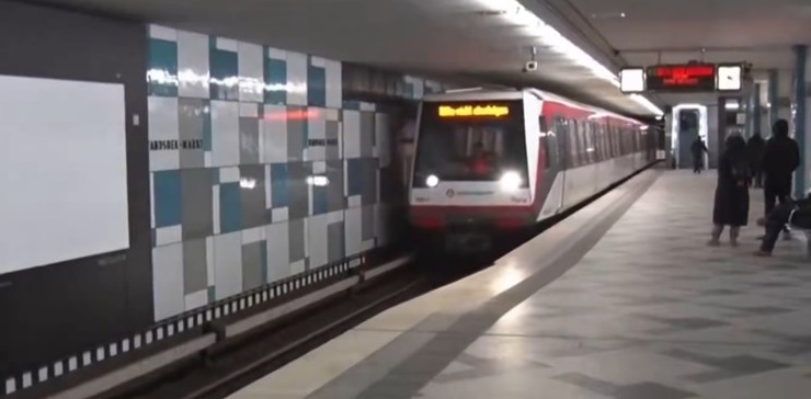 Момче во Германија повлекло девојка под воз што доаѓал, двајцата се мртви