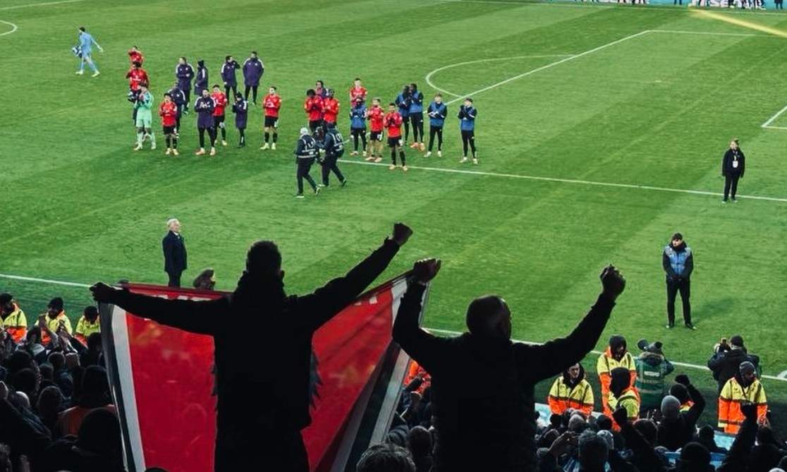 Навивачите на Манчестер јунајтед збеснаа и жестоко удрија по скапото засилување!