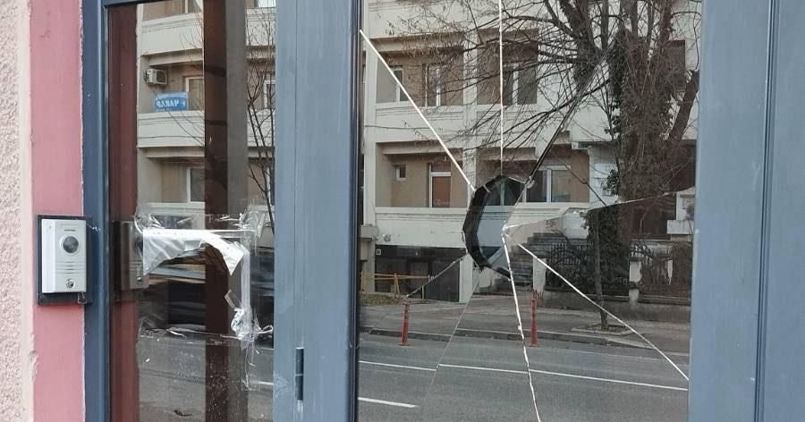 Искршено стакло на вратата на бугарската амбасада во Скопје