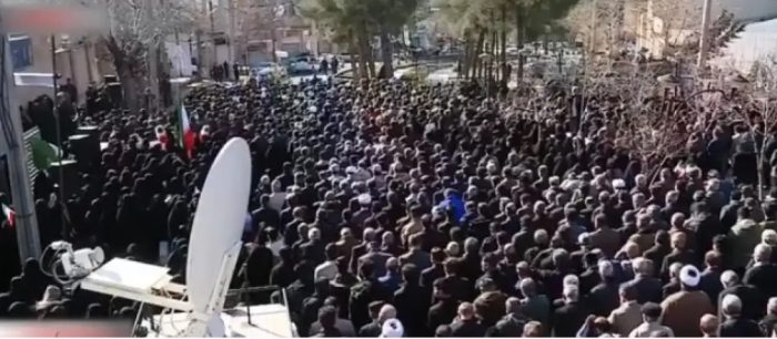 Илјадници демонстранти се собраа во центарот на Техеран за поддршка на Владата