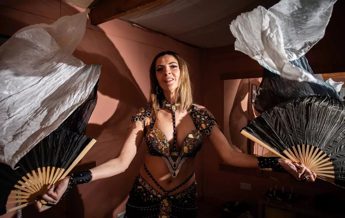 Поранешна стјуардеса ја напуштила работата и сега заработува околу 120 евра на час како професионална танчерка на стомачен танц