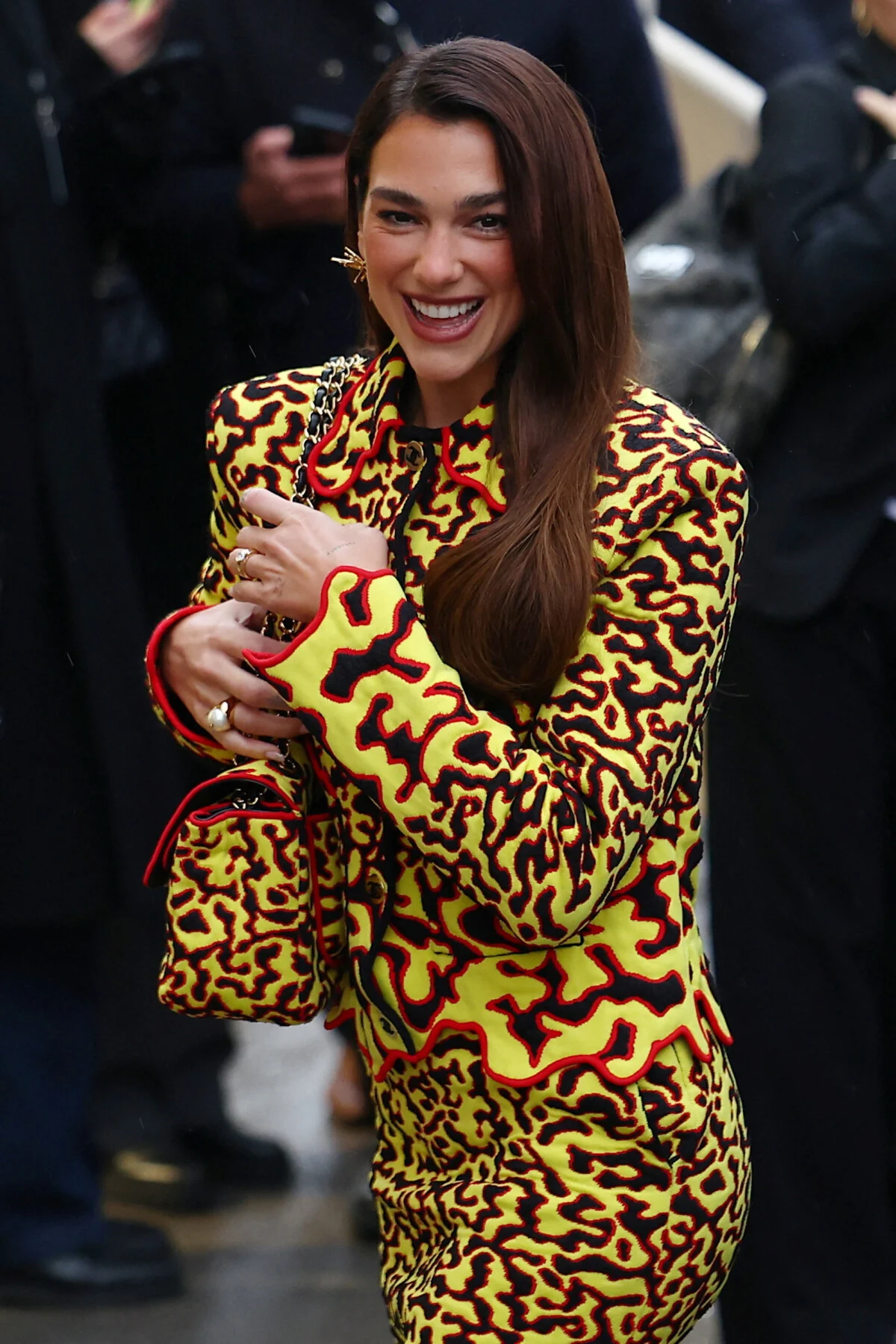 Дуа Липа се погрижи сите да гледаат во неа на ревијата на Шанел: Се појави во жолта комбинација со необичен принт