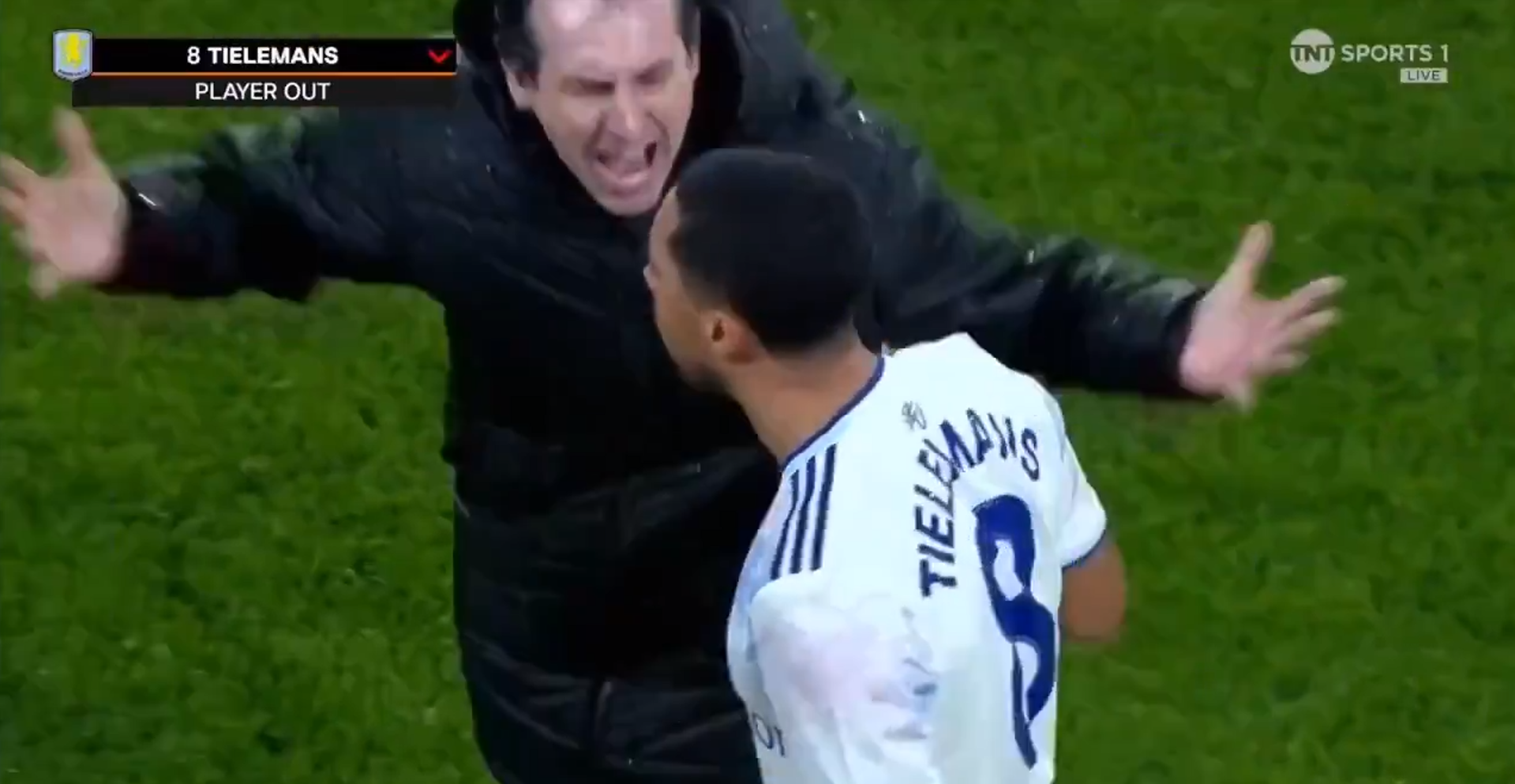 Емери ги збуни сите, бурно реагира и го турна својот фудбалер по замена во ЛЕ (ВИДЕО)