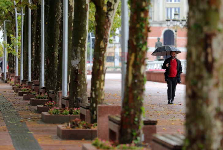 Времето денеска: Облачно со локален дожд, на планините снег
