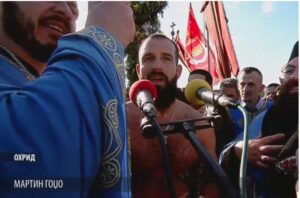 Мартин Гоџо го фати Чесниот крст на Богојавление во Охрид