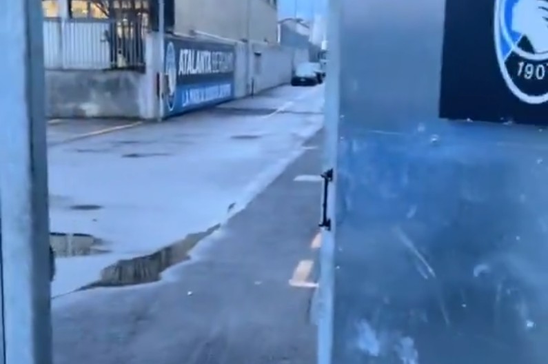 Хит сцена во Италија: Навивач ја погоди шифрата на стадионот и влезе на стадионот на Аталанта (ВИДЕО)