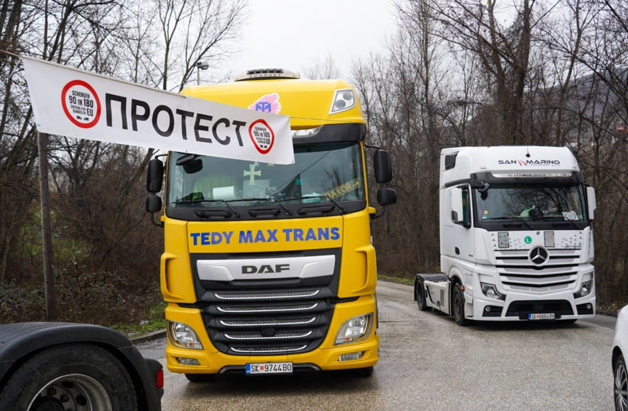 (Видео) Камионџиите ја проширија блокадата на граничните премини, заострените шенгенски правила го блокираа товарниот сообраќај на Балканот