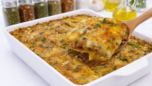 ЗАПЕЧЕНИ КОМПИРИ СО МЕЛЕНО МЕСО И СИРЕЊЕ: Рецепт за брза вечера