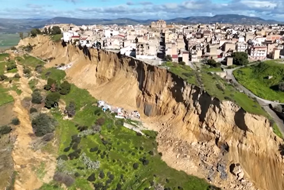 (ВИДЕО) КУЌИ ВИСАТ НАД БЕЗДНА: Драматично е во италијански град каде по бурата се појави свлечиште