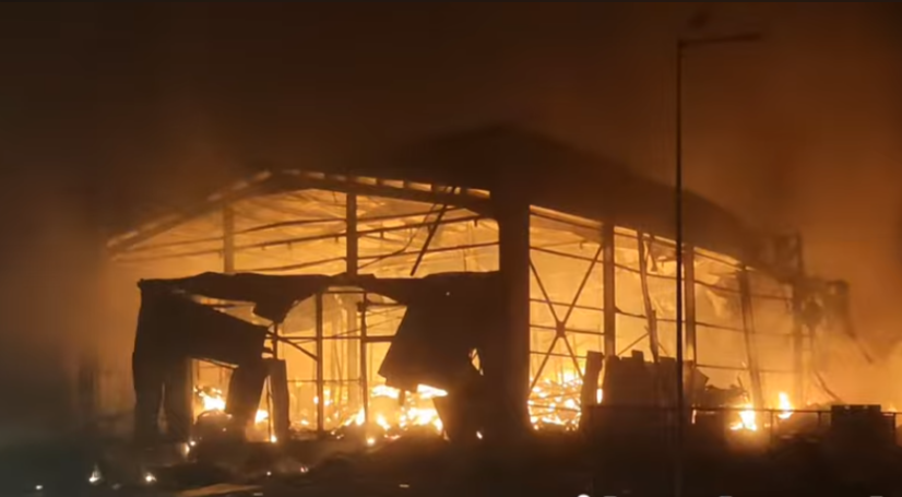 Четири лица настрадаа, се трага по исчезнати: Пожар ја уништи грчката фабрика за бисквити „Виоланта“/ВИДЕО