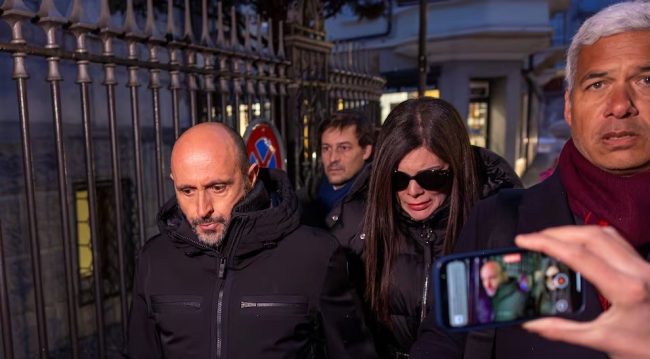 ПУШТЕН ОД ПРИТВОР СОПСТВЕНИКОТ НА БАРОТ ШТО ИЗГОРЕ ЗА НОВА ГОДИНА ВО КРАН-МОНТАНА СО 40 ЖРТВИ, ИТАЛИЈА ГО ПОВЛЕЧЕ АМБАСАДОРОТ ВО ШВАЈЦАРИЈА