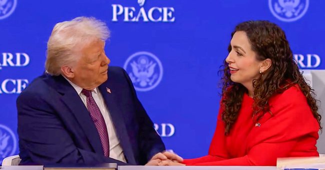 БЕЛАТА КУЌА ОДРЕДИ ДА СЕДАМ ВЕДНАШ ДО ТРАМП, КАЖА КОСОВСКАТА ПРЕТСЕДАТЕЛКА ВЈОСА ОСМАНИ ЗА ЦЕРЕМОНИЈАТА ВО ДАВОС