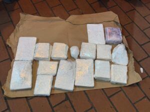 (ВИДЕО) Полицијата уапси 26-годишник кој превезуваше 10 килограми кокаин со висока чистота