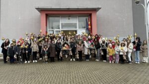 Градоначалникот Георгиевски им подари пакетчиња на коледарите од општина Илинден