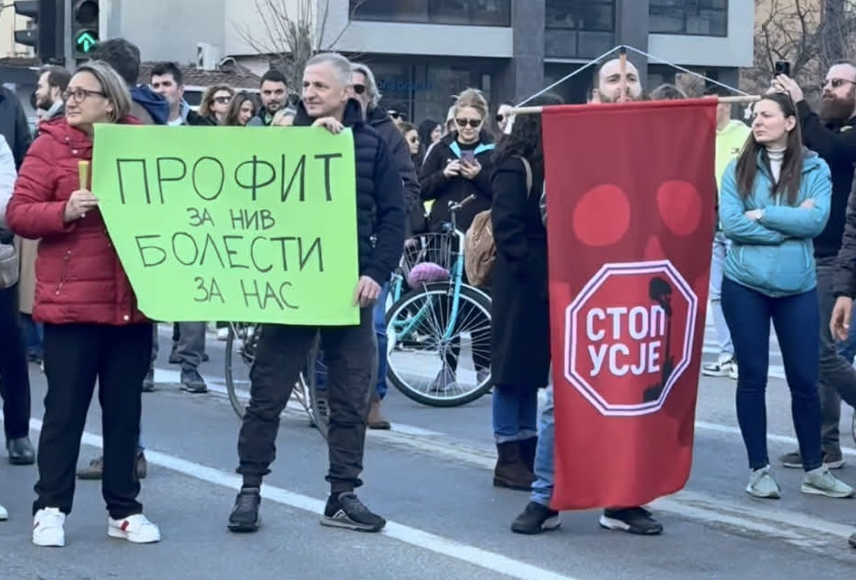 (ФОТО) Станете народе, ни ги трујат децата – порачаа граѓаните пред Владата на протестот „Стоп за  Усје“