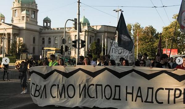 „Знаењето е моќ“: Студенти и средношколци на протест пред Ректоратот во Белград