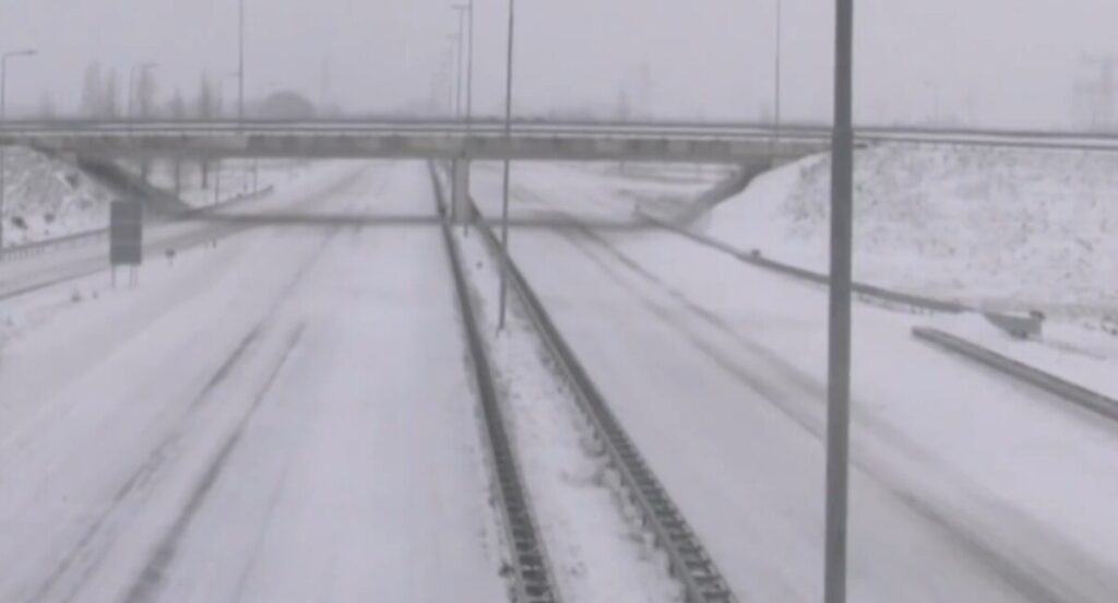 Студен бран ја зафати Европа: Откажани летови, затворени патишта и загинати во сообраќајки