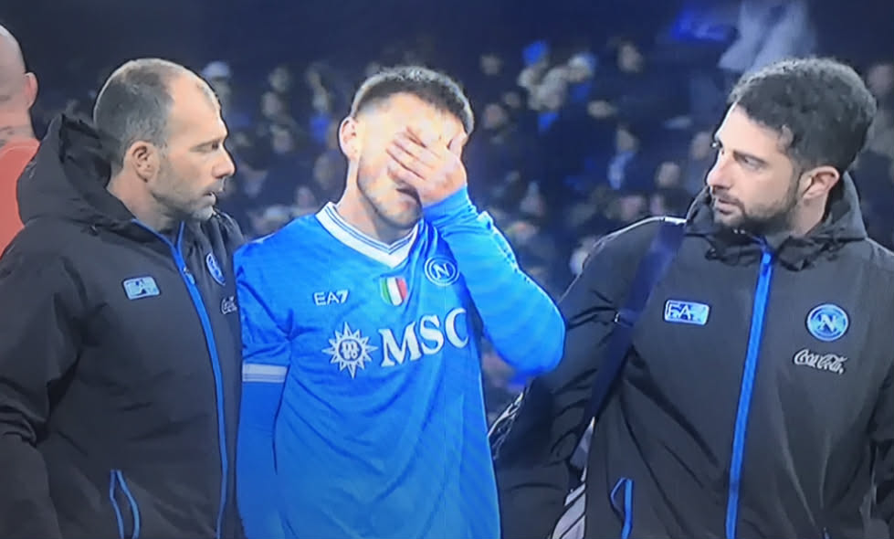 Што се случи со Елмас? Само клекна и легна на теренот, веднаш беше заменет (Видео)