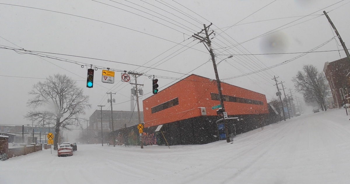 Бура во САД остави 230.000 луѓе без струја, откажани илјадници летови