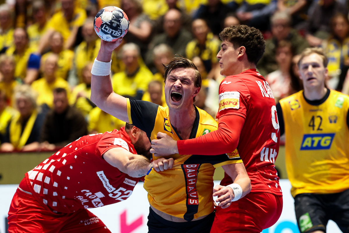 Катастрофа на Хрватска за крај на групната фаза, Шведска со три од три во ТОП 12