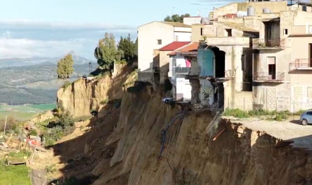 ВИДЕО: Лизгање на земјиште по бура во Сицилија, куќи висат над бездна!