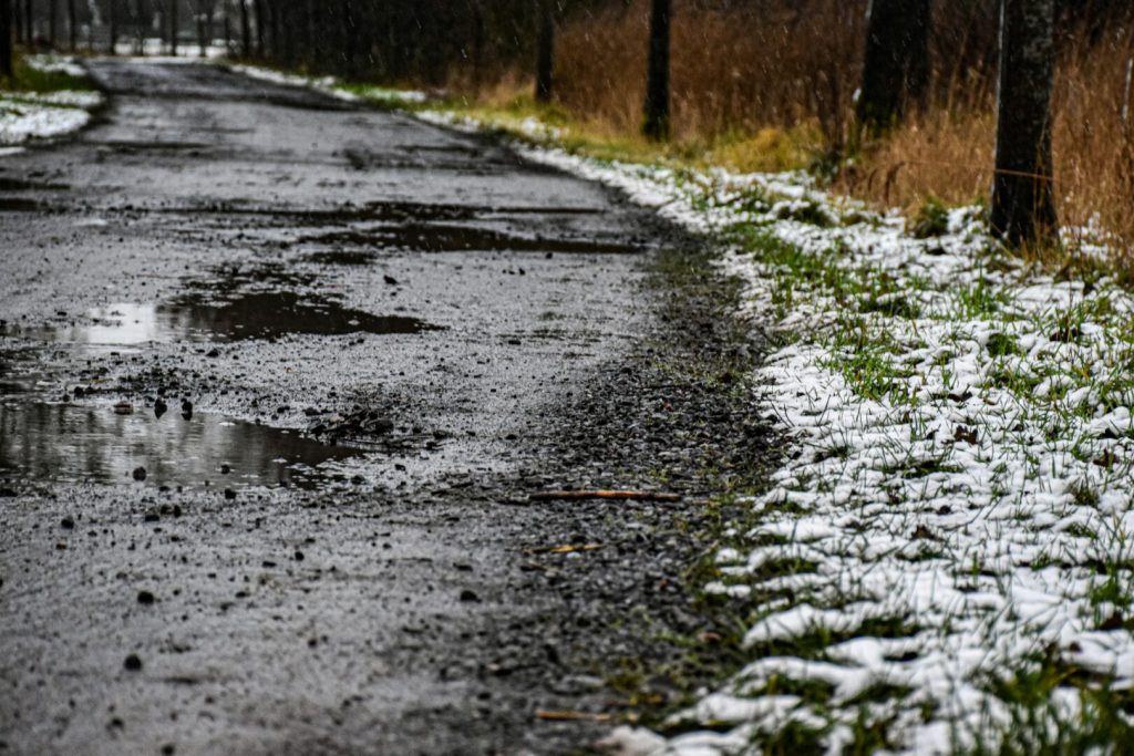 Продолжува периодот на променливо облачно време со повремен дожд, а на планините снег