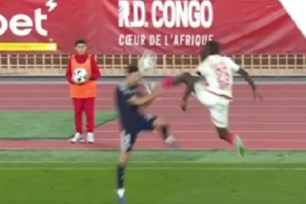 Крвнички старт на фудбалер на Монако – со маегери удар со копачките по вратот на ривалот (ВИДЕО)