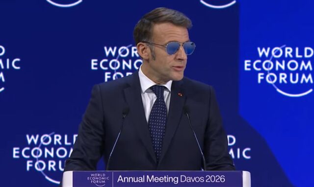 Очилата на Макрон предизвикаа пад на серверот на луксузниот бренд, сите го сакаат моделот вреден 659 евра