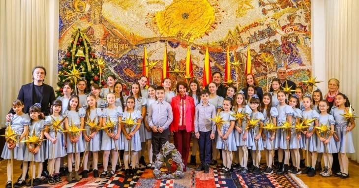 (ФОТО) Сиљановска-Давкова: Бадниковата поворка и годинава ме посети, носејќи радост и светлина