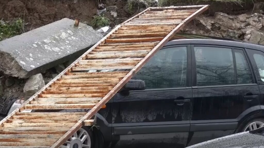 Свлечиште оштети два автомобила кај Клиничка болница Штип