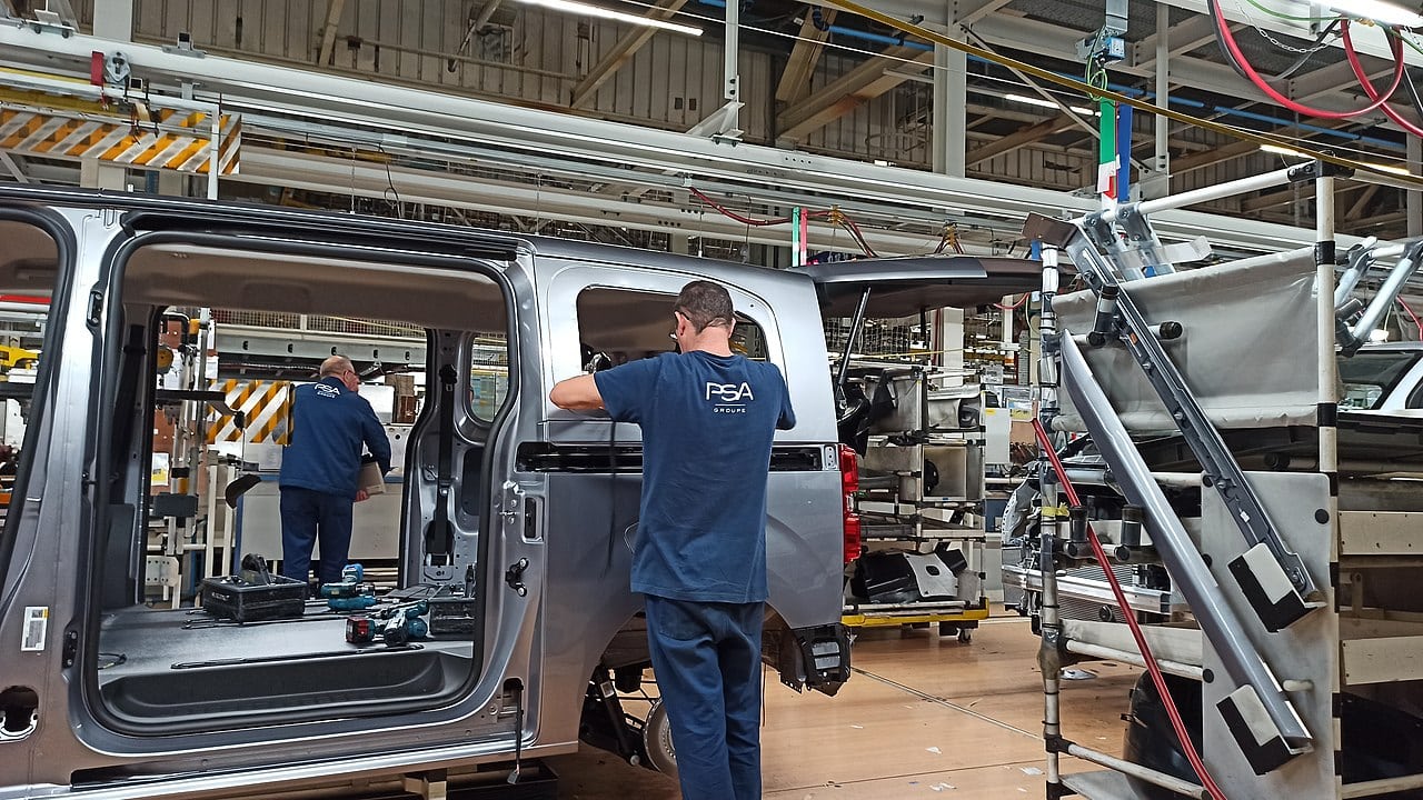 ГОДИНА НА МАСОВНИ ОТПУШТАЊА: Конкуренцијата и зелената транзиција ја продлабочија кризата во европската автомобилска индустрија