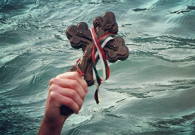 Скокањето по Светиот крст е опасно за учесниците?!