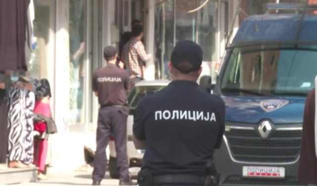 Старец допирал жена по телото