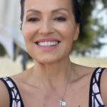 (Фото) Нина Бадриќ го „запали“ Инстаграм: Пејачката позираше во костим за капење со леопард принт