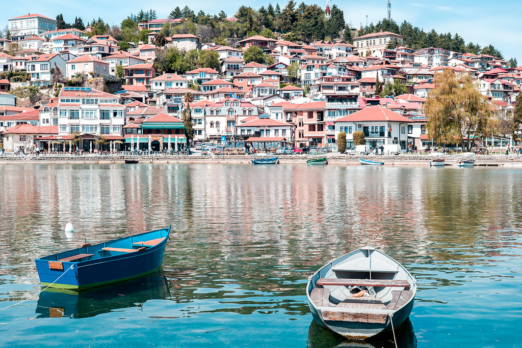 Ревизорите детектираа, ОЈО реагира: Општина Охрид „не видела“ илјадници дивоградби