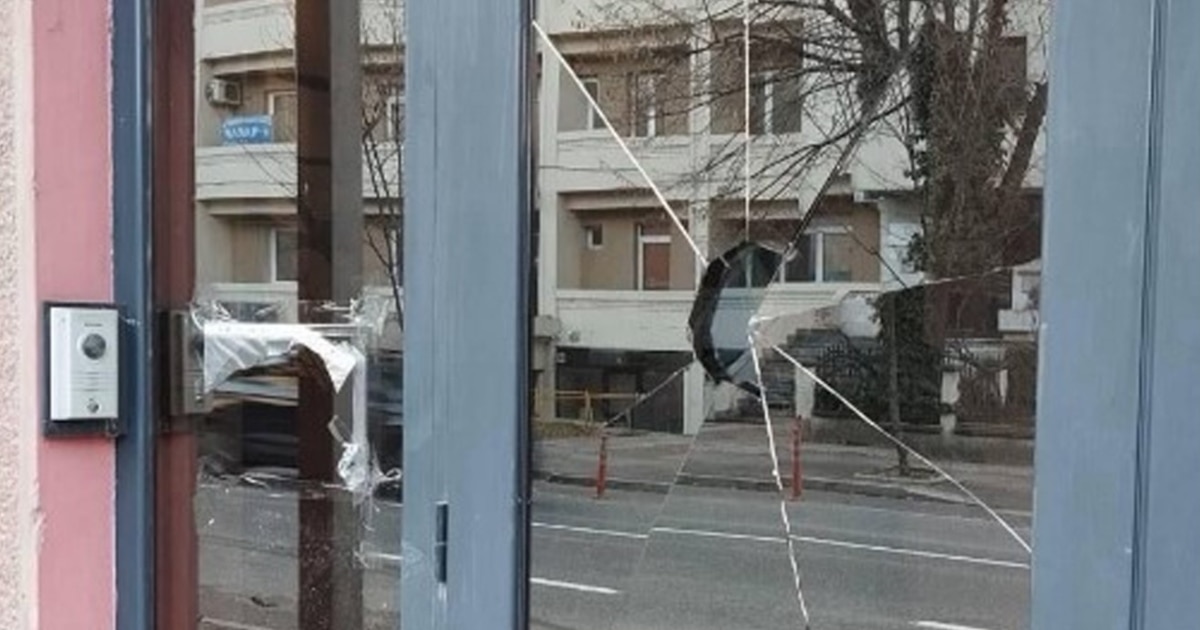 Оштетена вратата на Бугарската амбасада во Скопје, остра реакција од бугарското МНР