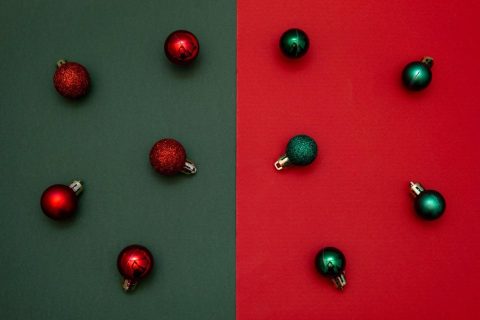 Црвена и зелена: Дознајте зошто овие бои се симбол на Божиќ и Нова година?