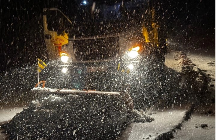 ВРНЕ СНЕГ: Тешко проодни патиштата нив Македонија, граѓаните пријавуваат заглавени возила!