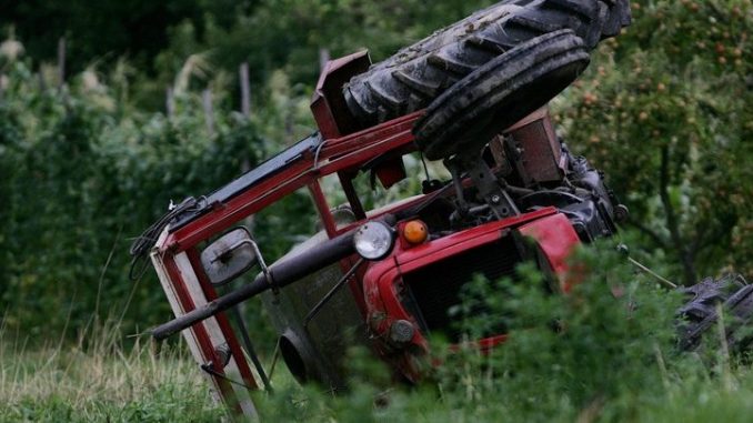 Тешко повреден 26-годишен жител на неготински Долни Дисан, со трактор излетал од патот