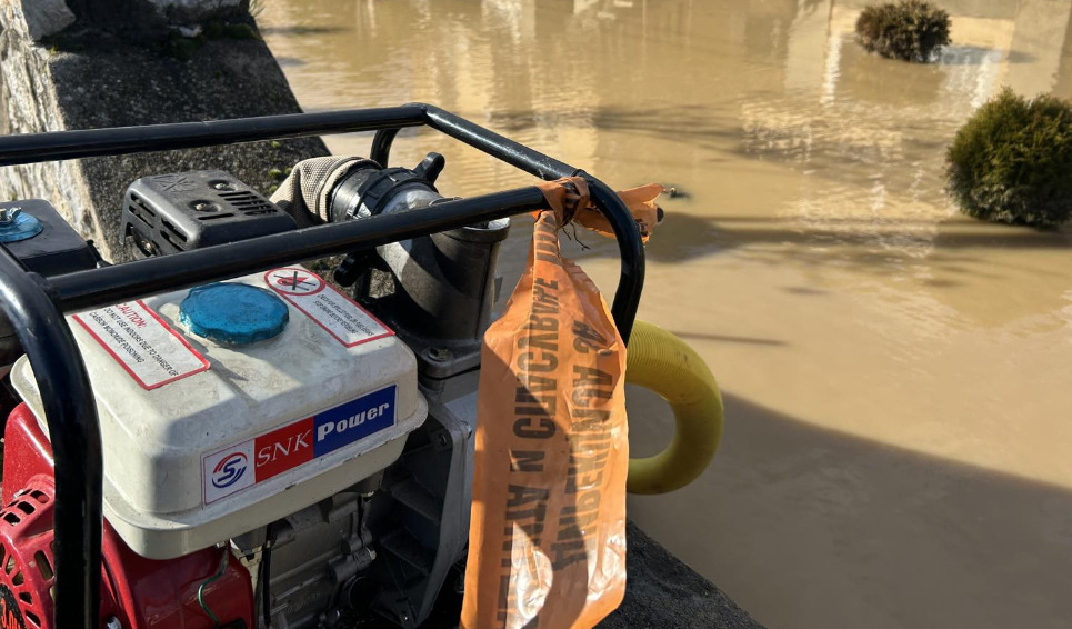 Водата се повлекува во повеќе региони, дел од патиштата затворени поради поплави, одрони и снег