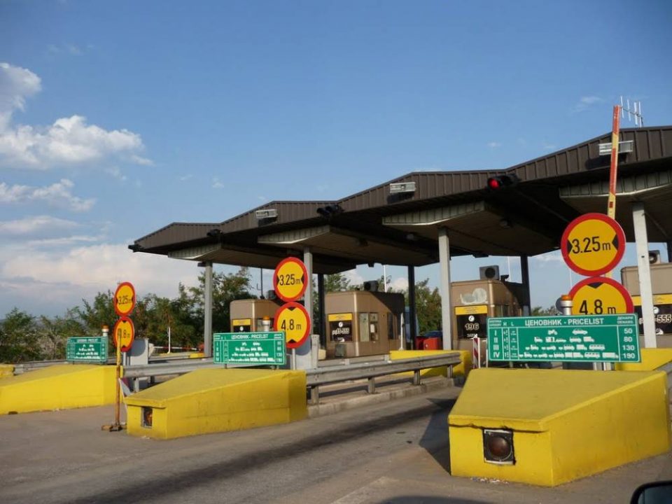 Нападнат вработен на наплатна рампа „Петровец“: напаѓачот ја скршил рампата и побегнал