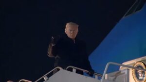 ВИДЕО: Дефект на „Air Force One„, Трамп од втор обид тргна за Давос