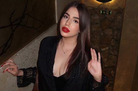 Длабоко деколте и бујни гради – Уна Чолиќ објави жешка фотографија од тоалетот