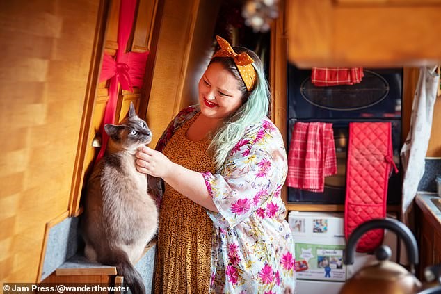 Си го продадовме станот и живееме на чамец – заштедуваме илјадници евра, но ова се суровите предизвици со кои се соочуваме