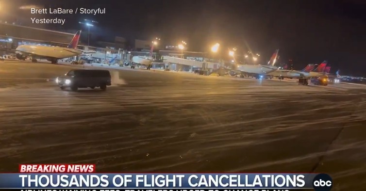 САД НА УДАР НА СИЛНА ЗИМСКАТА БУРА – откажани Откажани 9.000 летови, издадени бројни предупредувања