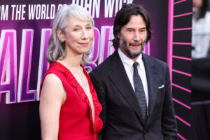 (Видео) „Хејтерите“ не можат ништо да ѝ направат: „Запоставената постара жена“ го урна интернетот со бакнеж со холивудскиот заводник